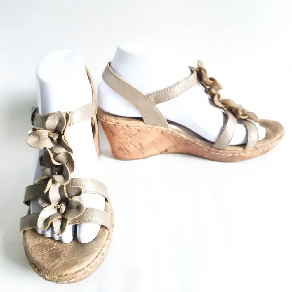 Bolo Born Metallic Gold Leather T-Strap Flowers Womens Size 8 Wedge Heel Sandals - Picture 5 of 10